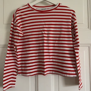 Tröja  - Långärmad vit och röd randig tröja från Ginatricot är så himla fin, säljer på grund av för liten. 