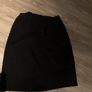Svart tygkjol - En svart tygkjol i tjockare material, passar bra till vår/höst. Storlek S, aldrig använd. Skriv för bild hur den sitter på. Skriv gärna om du har frågor🥰 kjolen går precis ovanför knäna 