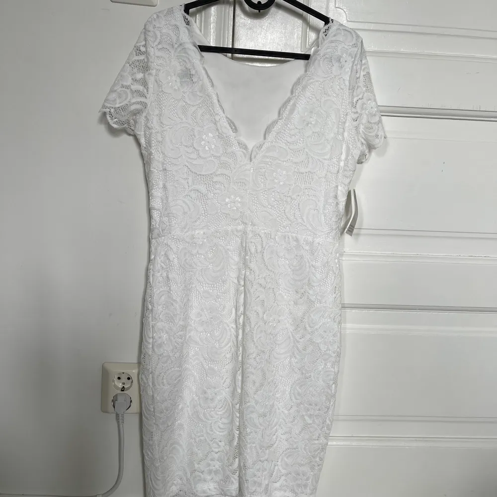 Jag säljer en oanvänd tajt spetsklänning från bubbelroom. Prislapparna är kvar. Jag säljer den då jag köpt en annan klänning till min student. . Klänningar.