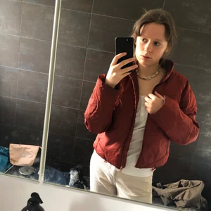 Jacka oysho - Storlek S. Något missfärgad vid kragen, därav priset