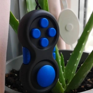 Fidget pad  - Hej, nu säljer jag denna jätte finna figetpad🤩 i färgen blå och svart🌼🌺