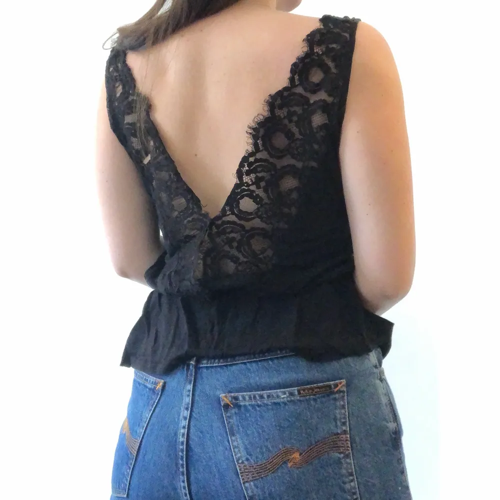Black top with lace détails in the back. Toppar.