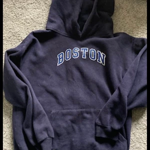 Hoodie med tryck - Hjälper min syster sälja kläder hon inte använder! Snygg mörkblå hoodie från okänt märke, storlek S. Köpare står för frakt på 66 kr🤍 Skriv privat för fler bilder!