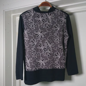 Tunn tröja - Tröja i tunnt material som inte har någon bak- eller framsida, går att ha åt båda hållen (olika mönster)🍀