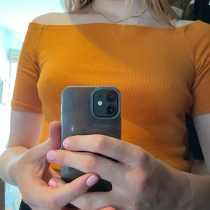 Orange ribbad croptop - Fett snygg croptop med off shoulder. Köpt från monki för flera år sen men sparsamt använd🧡 Tröjan är stretchig o passar mig som är M mycket bra!