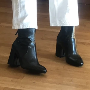 Högklackade boots - Använt ett par gånger men superfina och kan användas både till fest och mer vardagligt! (8cm klack).