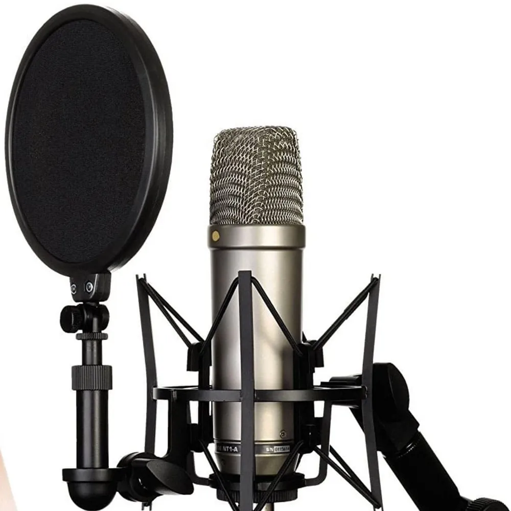 Knappt använt studio mikrofon paket från RODE inkluderat mic,puffskydd,mickskydd,mickhållare som här att skruva på ett stativ! . Övrigt.