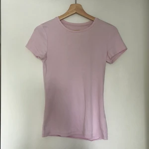 Rosa t-shirt - Rosa t-shirt från HM, supersöt och passar till allt! Säljer pga brist på användning. Storlek M men passar även XS och S💗