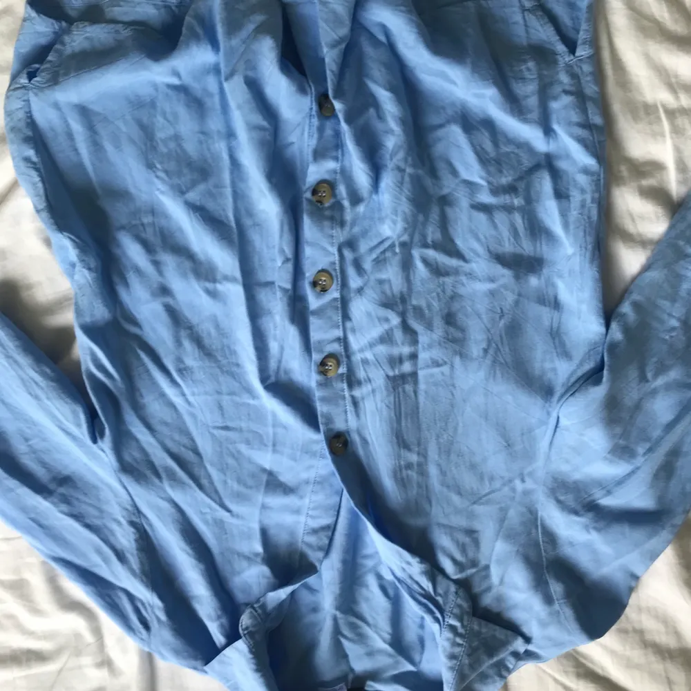 En blå skjorta som är för kort för mig i ärmarna och sitter väldigt tajt i ryggen, använde typ 2 ggr i somras och den har så skönt material, köpte den för 250 och säljer för 165 . Skjortor.