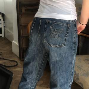 Säljer dessa super snygga low waist jeans för att de tyvärr är för stora, de är i bra skick och är super sköna! De har även en super fin detalj på ena fickan. De sitter bra på min vän som är 170!   Buda i kommentarerna eller skriv privat till mig,