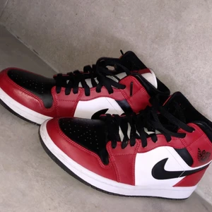 Jordan 1 Banned Mid Chicago  - Tjena! Jag säljer nu mina riktigt snygga Jordan 1 Banned Mid Chicago Jag säljer skorna pågrund av att dom är i försmå storlek för mig och dom är i väldigt fin skick som ni kan se.  Det är storlek 41. Om du är intresserad så är de bara att kontakta mig här på Plick😊 