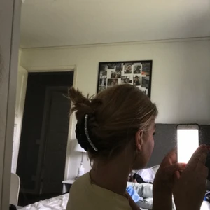 Ur & penn - En hårklämma ifrån Ur & Penn, säljer pga av att jag har för kort hår och har inte användning av den. Köpte för 49 kr och säljer för 30, använd endast 5 ggr max 