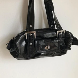 Black bag - Heyy!💞 im selling this fine looking bag! Idk the brand of this, but its totally new and ind perfect condetion! im totally open for other prices!💞 -looove yall!💞