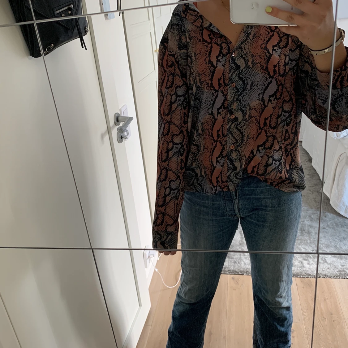 Ormskinnsmönstrad blus