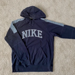 Vintage Nike hoodie - Säljer denna blåa hoodien från Nike som är supernajs💙 Köpt på plick men bra skick! Sitter snyggt oversized på en S! Buda!!! (Man kan inte ångra ett bud) •Köparen står för frakt och betalning sker via swish• 