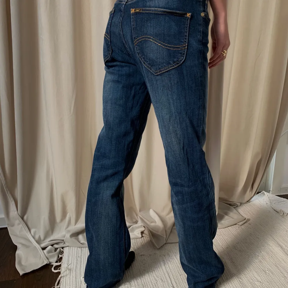 Vintage lee jeans, de är lågmidjade och är i strl w27 men passar mig bra som bär strl 24. Jeans & Byxor.