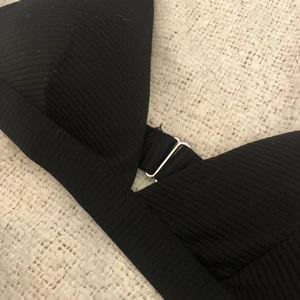 Bikinitopp - En bikinitopp köpt på Zalando och den är i bra skick. Den är ”ribbad”, hör av dig vid intresse eller frågor:)