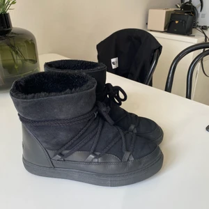 Iniukii storlek 39 - Svarta inuikii utan platå i storlek 39, fint skick! 