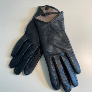 Skinnhandskar  - Säljer dessa mjuka och smidiga skinnhandskar! Väldigt fint skick, inte så mycket använda🌸 Lite stickat på insidan som foder, ca strl 6-7, 70kr + frakt 📦 
