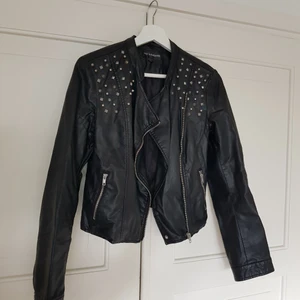 Skinnjacka - Fin "fake" skinnjacka med nitar på. Är i fint skick, storlek 38.