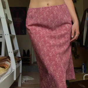 Så härlig kjol! - Så härlig midi skirt i paisleymönster!😍💞 Köpt av @lelleskläder här på plick men har tyvärr inte kommit till användning! Slutar strax nedanför knäna på mig som är 171!🥰 Storleks/materiallapp finns inte men skulle uppskatta strl till en M (sitter lågmidjat på mig med 38) men kan passa allt från XS-M beroende på önskad passform, materialet är lite syntetaktigt!❤️