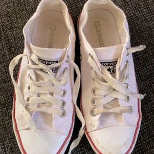 Conversc skor  - Conversc skor i storlek 37, innermått 23,5cm. Endast använda 2-3 gånger så i fint skick. Frakt tillkommer 