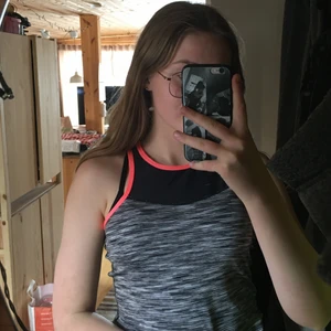 Tränings tröja  - Fin grå tränings tröja med dragkedja på ryggen som knappt är använd 