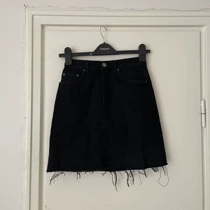 & Other Stories jeanskjol strlk 34 - Jeanskjol med trasig fåll från Stories! Storlek 34 med knappgylf! 