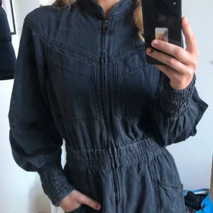 Jeansklänning från Hm! - Söt och somrig jeansKlänning från Hm. Den är jättebekväm och sitter så snyggt. Tyvärr är den lite för liten för mig så tänkte att den ska få ett nytt hem. Jag har använt den få gånger för hann inte fler😪