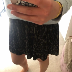 Kjol HM - Söt kjol i grönt leomönster. Storlek S men resår i midjan så passar nog även M. 100kr ink frakt. 