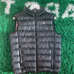 Champion Väst x Jd sports - Champion Väst som endast gick stt köpa på jd sports. Storlek S men passar M. Använd 2 gånger, inga fläckar eller dylikt.