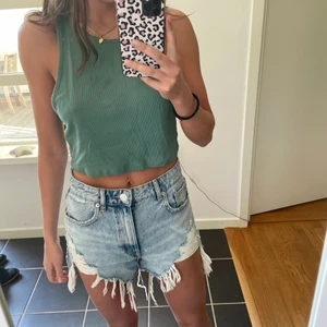 Slitna jeansshorts  - Säljer dessa super fina jeans shorts från zara. Sitter så snyggt. Endast använda 2 gånger. Skriv för mer info💓