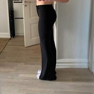 Supersnygga svarta kostymbyxor från Zara! Bra längd på mig som är 175 cm. Använda bara ett fåtal gånger!
