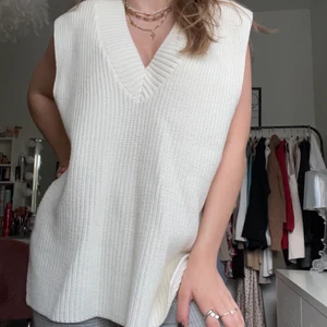 Väst - Säljer denna västen ifrån hm som är stickad, använd Max 5 gånger så den är i bra skick! Tröttnar lätt hahah, skriv om du har några frågor!❤️