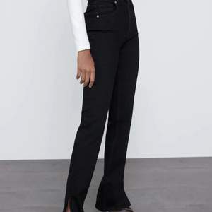 Säljer mina svarta slit jeans från Zara i storlek 34