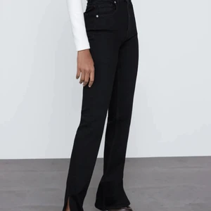 Slit jeans från Zara - Säljer mina svarta slit jeans från Zara i storlek 34