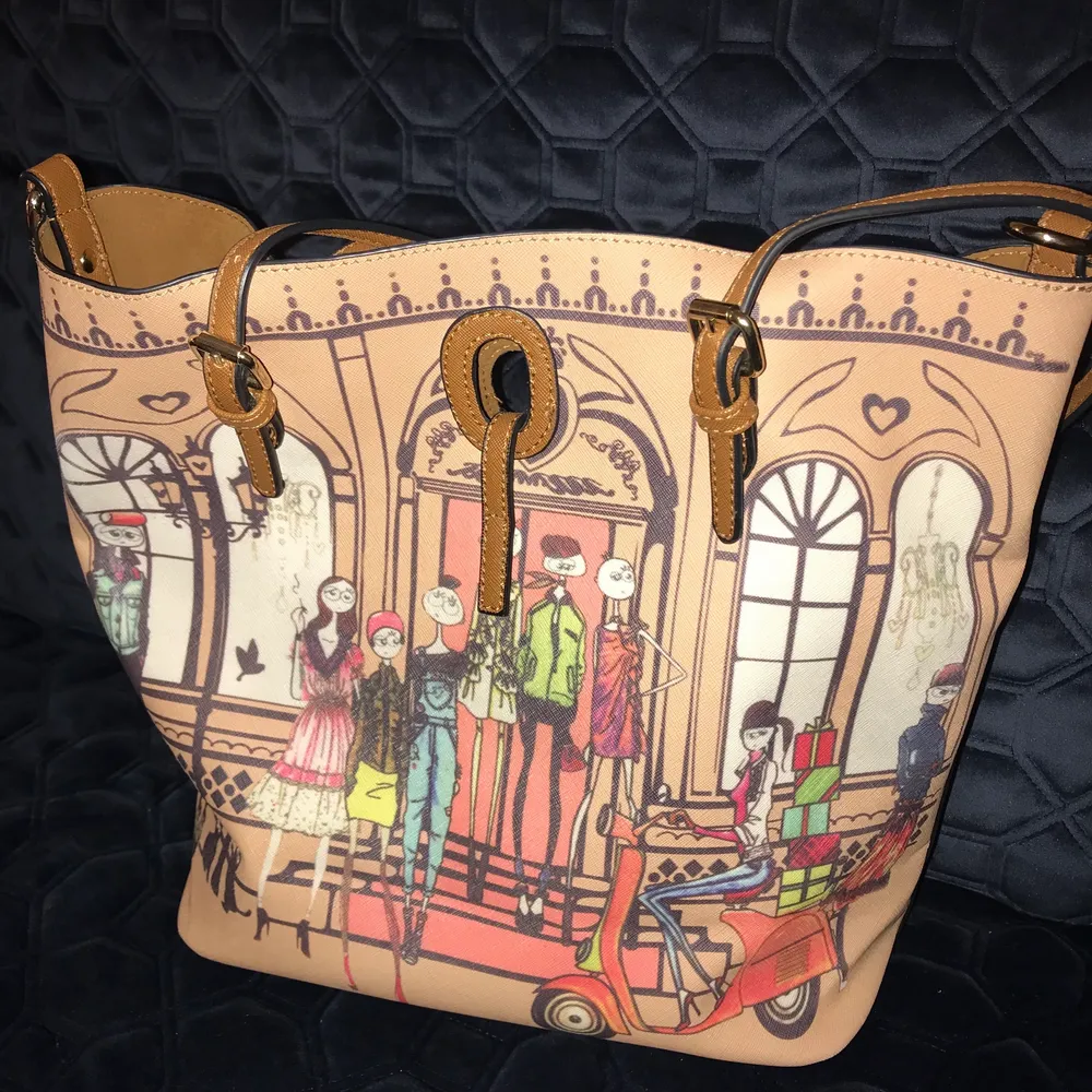 Eco-leather tote imitating an old Moschino bag collection. Great condition! Only very small signs of wear at the corners, barely noticeable. Very clean interior with a velvet-like lining. . Väskor.