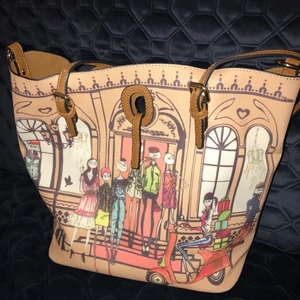 Eco leather tote - Eco-leather tote imitating an old Moschino bag collection. Great condition! Only very small signs of wear at the corners, barely noticeable. Very clean interior with a velvet-like lining. 