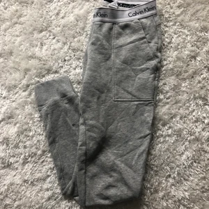 Calvin Klein mjukisbyxor  - Jättefint par av Calvin Klein mjukisbyxor! Köpta från en tjej här på Plick men har aldrig haft användning av de❤️ storlek xs. Hör av dig vid frågor eller för fler bilder❤️