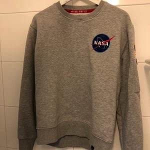 NASA chocktröja, strl m - Storlek M men den är lite mindre i storleken. Har använt en gång! 