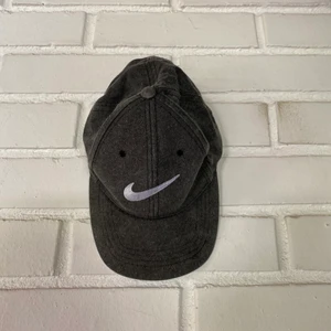 Nike Keps - säljer denna Nike keps! Var av att den TYVÄRR inte passar mitt gigantiska huvud 😬 tänker att vi börjar på 150kr sen får ni buda upp! (rätt liten i storleken) (buda med minst 10 kr) ✨✨ frakten betalas av köpare.💜 bud just nu 500kr