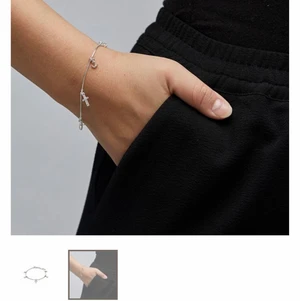 Armband - Jätte fint armband tyvärr förstor för mig använd en gång för att prova då! Ny pris 299 säljer för 200 frakten ingår🌸Armbandet är ifrån pilgrim