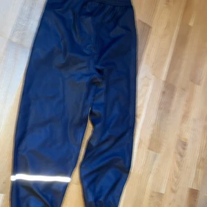 Regnbyxor - Ena resårbandet sprucket, se bild kan + frakt kan frakta men vet inte hur mycket det väger så kan inte skriva fraken skriv privat så kan jag skriva 