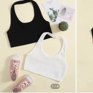 halter topp svart och vit - Hej jag säljer mina två haltertoppar från SHEIN, köp en för 30kr eller båda för 50kr 💞💕 STORLEK: S         Frakt för en: 24kr Frakt för båda två: 36kr 🌟🌟⚡️