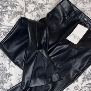 Byxor - Säljer mina byxor från Zara som aldrig kommit till användning alltså aldrig använda. Byxorna har en dragkedja vid båda benen om man vill ha slit!! (Köparen står för frakten) 