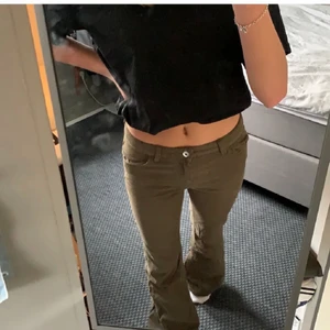 Manchesterbyxor  - (Lånade bilder) Säljer dessa snygga byxor i mörkgrön manchester från Zara. Jag köpte dem här på Plick, men de var tyvärr lite för små (jag har i vanliga fall strl 36). Köpare står för ev frakt💕