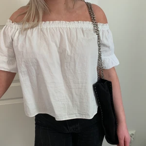 Pull&bear off shoulder  - Använd ett fåtal gånger, inga fläckar osv. Minns inte nypris då jag köpte den för cirka 3 år sedan men förmodligen 200-300