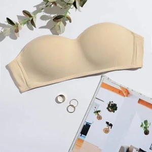 Strapless bh  - Säljer en strapless bh från shein. (Det finns band till). Tyvärr var den för liten för mig som har C-kupa men tror den skulle passa till någon som har mindre än det. Förutom kupan verkar den sitta på plats. Köpare står för frakt💕