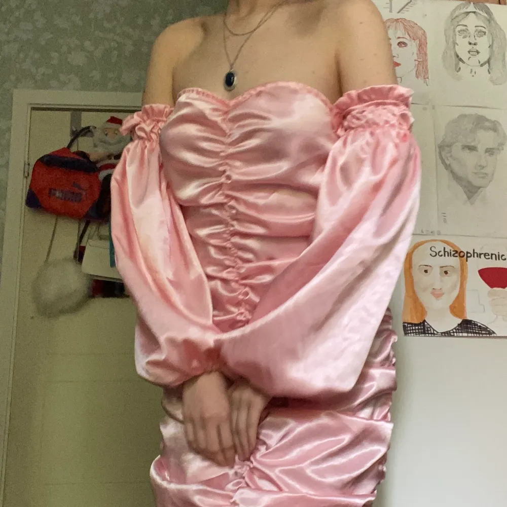 Supersöt baby pink klänning som tyvärr var för stor för mig men den är inte använd alls, lapparna sitter kvar och så :). Klänningar.