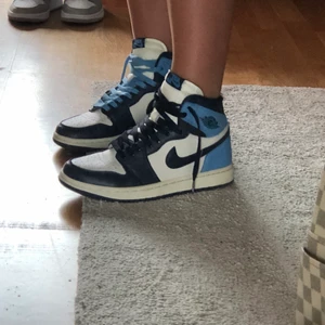 Jordan 1 obsidians  - Säljer pågrund av för stora och där av har de bara använts några få gånger, har tyvärr inte kvar original boxen men både dom mörkblå och ljusblå snörena ( tror dom vita låg kvar i boxen när den slängdes :( ) pris kan sänkas mycke vid köp idag, jag står för frakten oxå💙💙